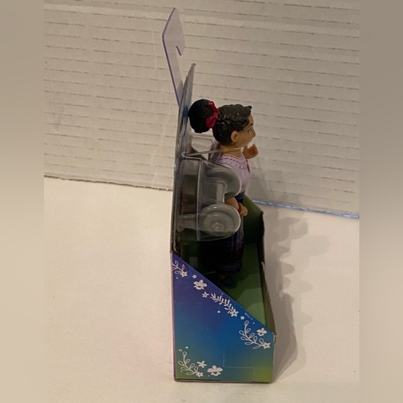 Disney lakks Encanto Luisa Madrigal 3" Mini Figure
With Barbell Accessory - Picture 6 of 7